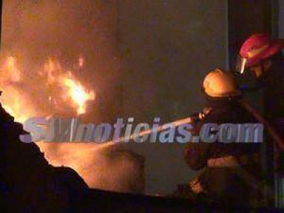 Incendio en una f�brica de muebles en San Mart�n