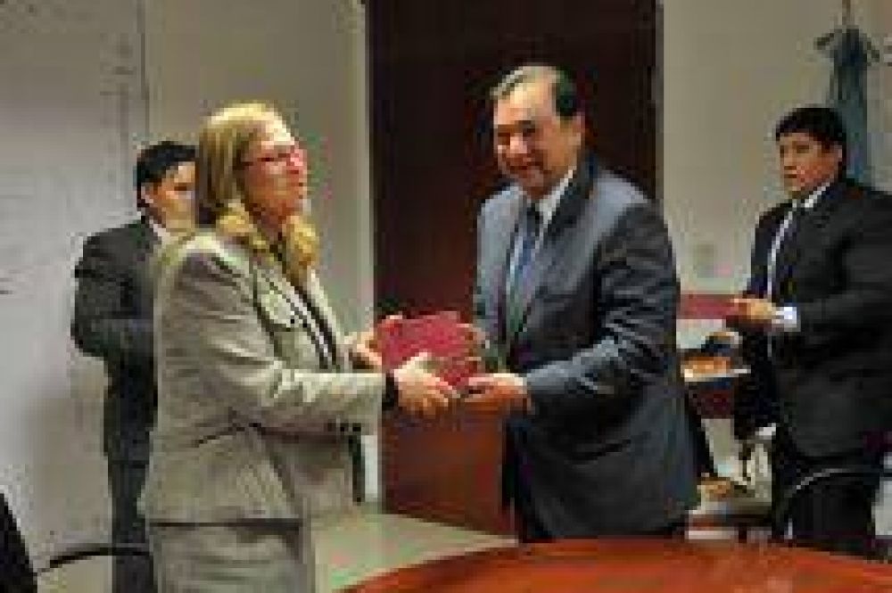 Miguel Isa le entreg� las llaves de la ciudad a Dorit Shavit, Embajadora de Israel en Argentina