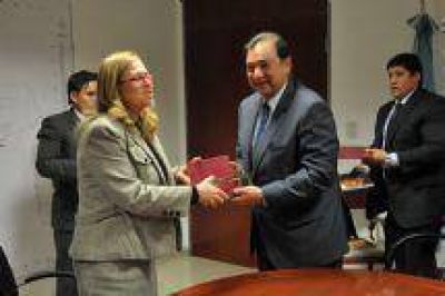 Miguel Isa le entreg� las llaves de la ciudad a Dorit Shavit, Embajadora de Israel en Argentina