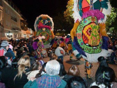 Con brillo, color y baile se atenu� el fr�o salte�o