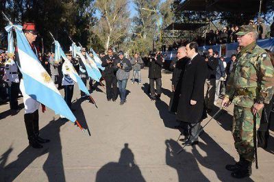 El desfile c�vico y militar le puso color a la ma�ana en el parque
