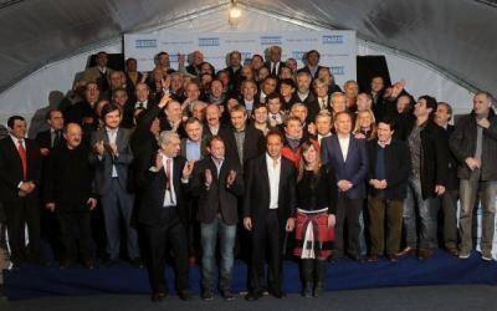 Elecciones 2013: Fuerte respaldo de intendentes y legisladores a Insaurralde