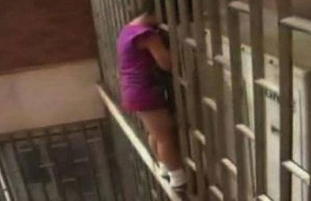 Chinita qued� colgada de la cabeza desde un piso 24