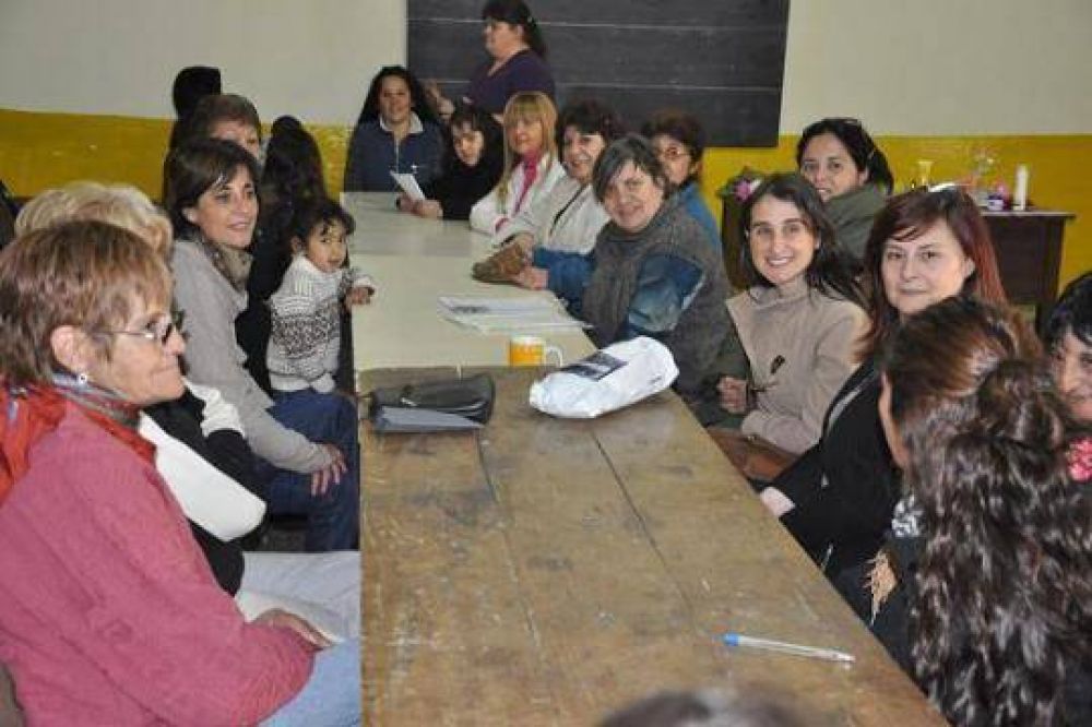 Reuni�n de mujeres en el barrio Ferroviario