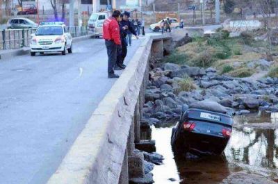 Rescataron a dos mujeres tras caer un remis al r�o