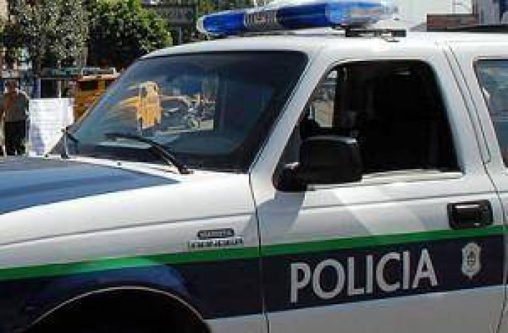 Una moto choc� con un patrullero