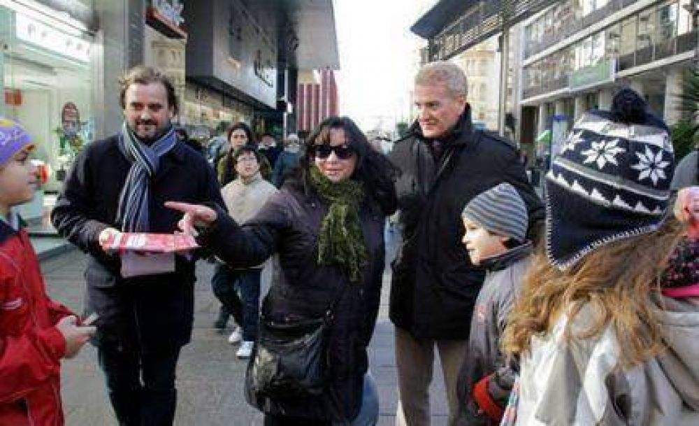 Emiliano Giri y Francisco De Narv�ez entregaron boletas en La Peatonal