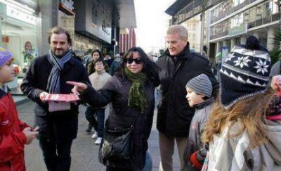 Emiliano Giri y Francisco De Narv�ez entregaron boletas en La Peatonal