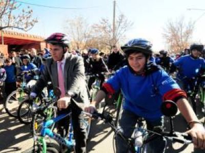 Las bicis, compus y kits de rob�tica llegaron al barrio CGT