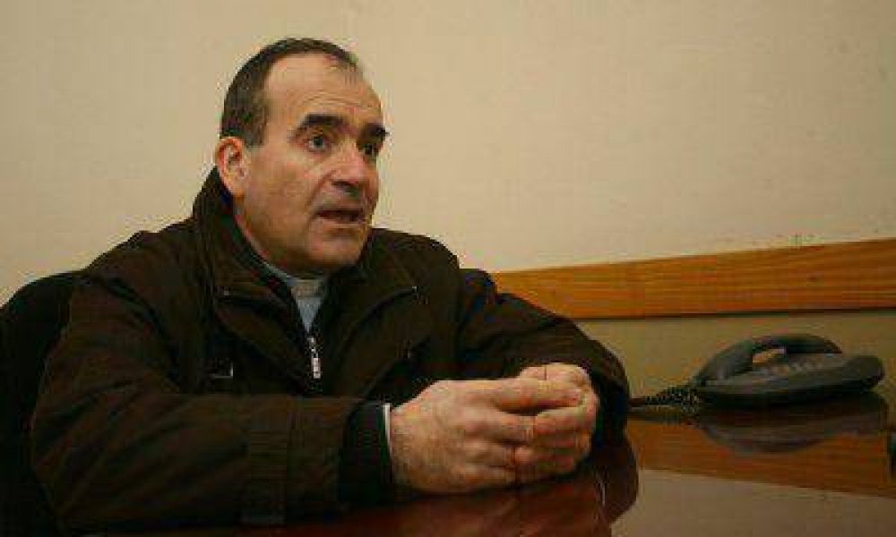 El p�rroco de Santiago Ap�stol: "Hay que superar la crispaci�n con el di�logo"