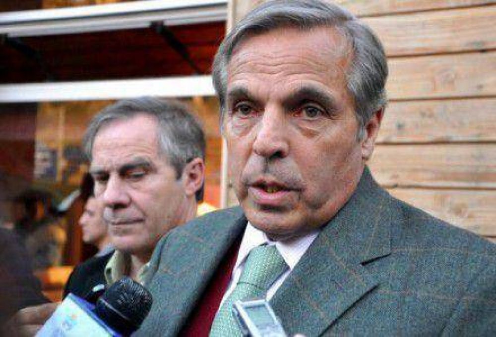 Viejos anuncios de obras en plena campa�a