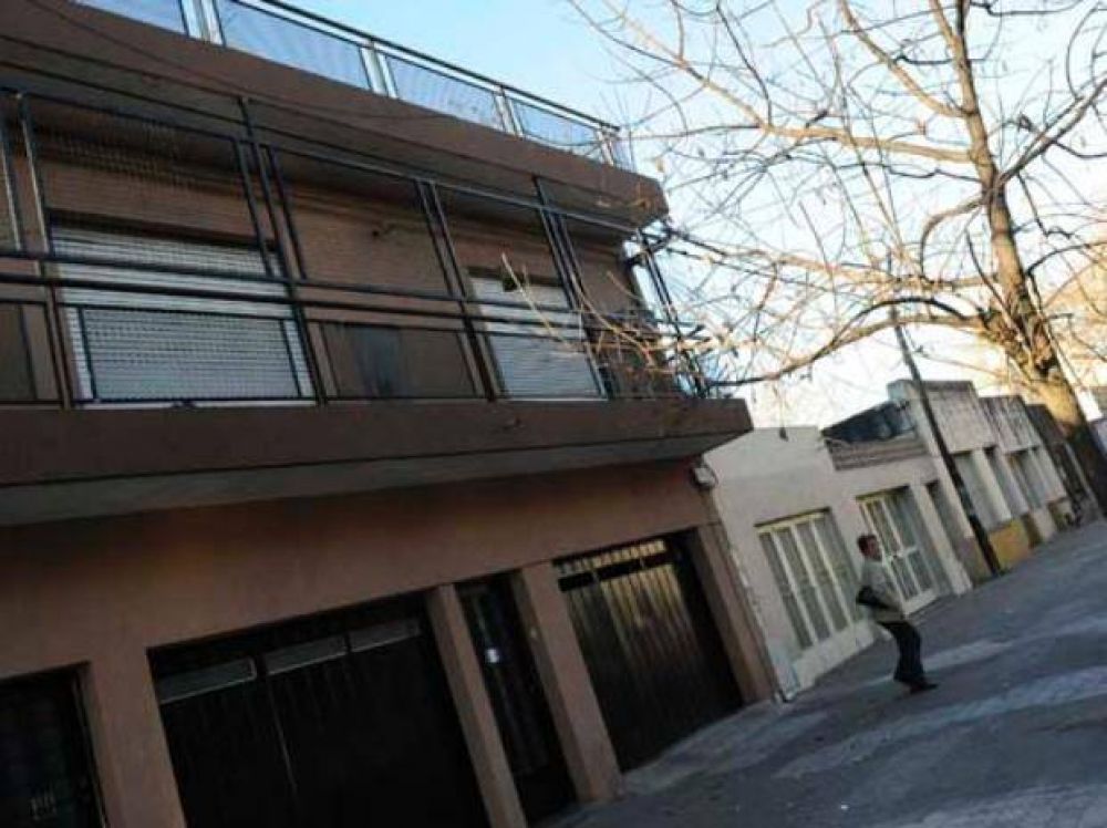 Tres ladrones retuvieron a una mujer en su casa y le robaron 70 mil pesos