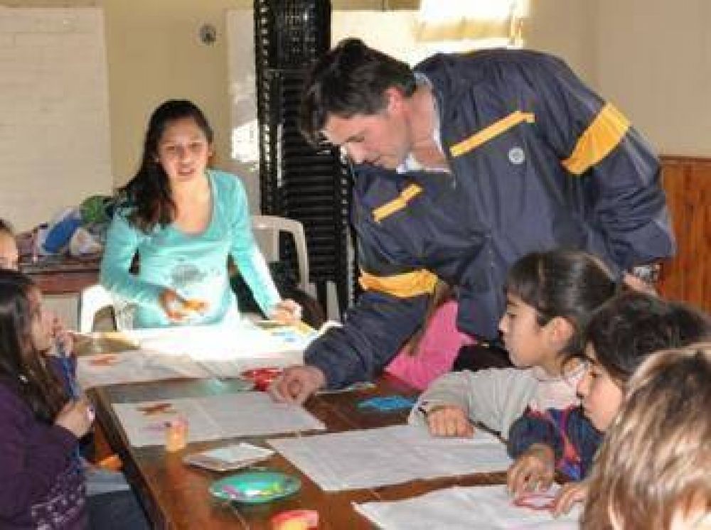 Luis Aramberri visit� el taller "Pintando tu bolsillero"