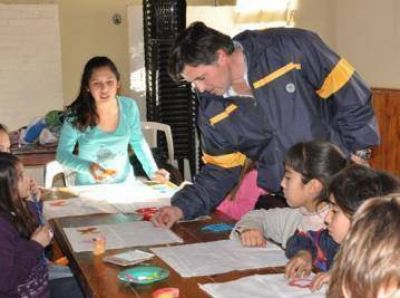 Luis Aramberri visit� el taller "Pintando tu bolsillero"