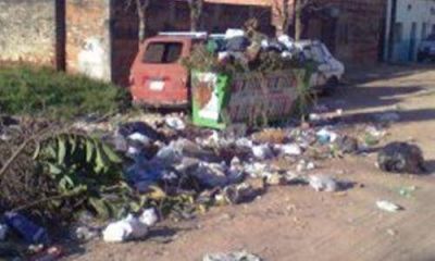 Rodeados por la basura, vecinos exigen soluciones, pero nadie los escucha
