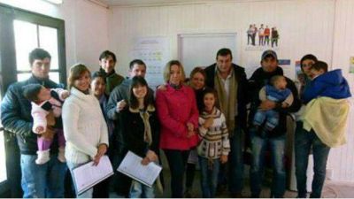 Municipalidad cede, vecinos construyen