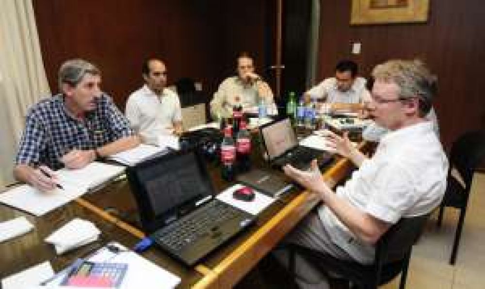Tras las Primarias, firman contrato de f�brica solar