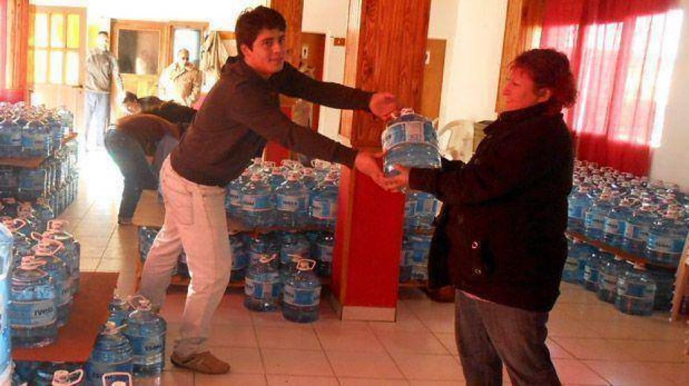 Gestos de solidaridad ante el desabastecimiento de agua