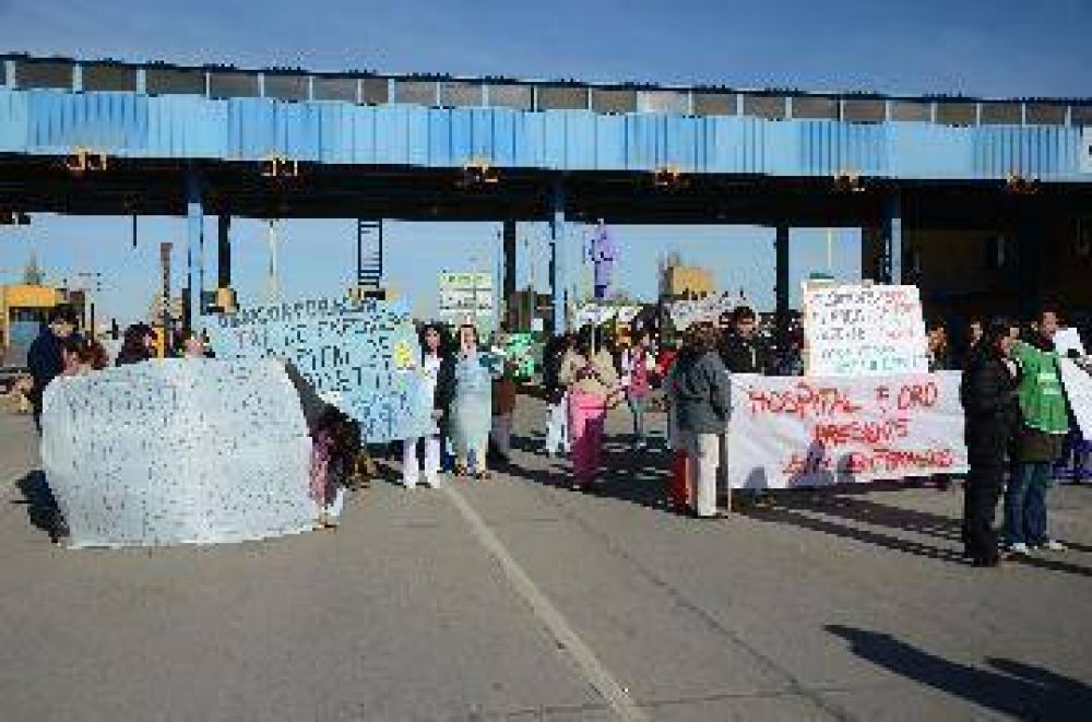 Reclamo en el puente y promesa de m�s enfermeros para Cipolletti