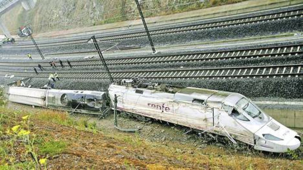 El tren descarrilado: Duelo en Espaa y polmica por las causas del accidente