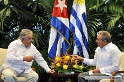 Emotivo encuentro entre Castro, Mujica y Maduro por el 60 aniversario del asalto a la Moncada