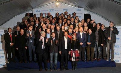 A dos semanas de la campa�a, Insaurralde reuni� a 70 intendentes para mostrar �unidad�
