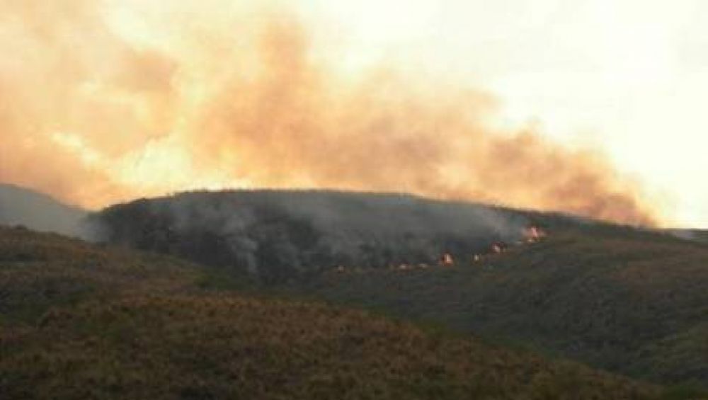 Incendio de gran magnitud en el cerro Ambato