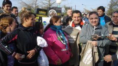Jalil entreg� indumentaria a la cooperativa Sol de Progreso