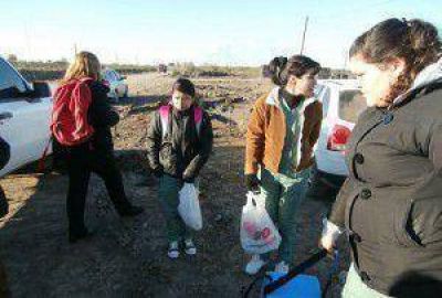 Despliegue de equipos de salud para asistir a familias reubicadas por la crecida del rio