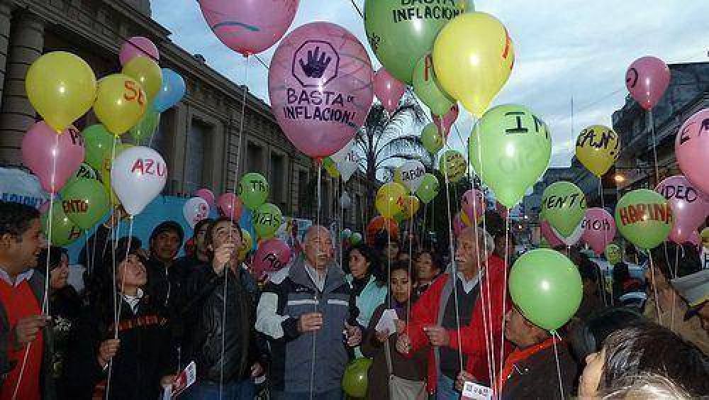 Suelta de globos por �los precios por las nubes�