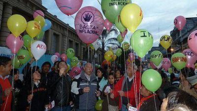 Suelta de globos por �los precios por las nubes�