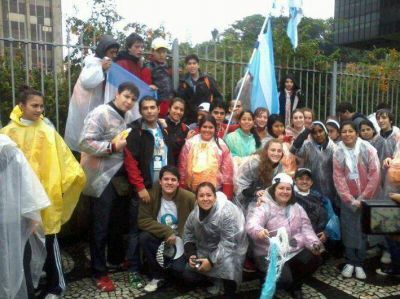 Juje�os acompa�an al papa Francisco