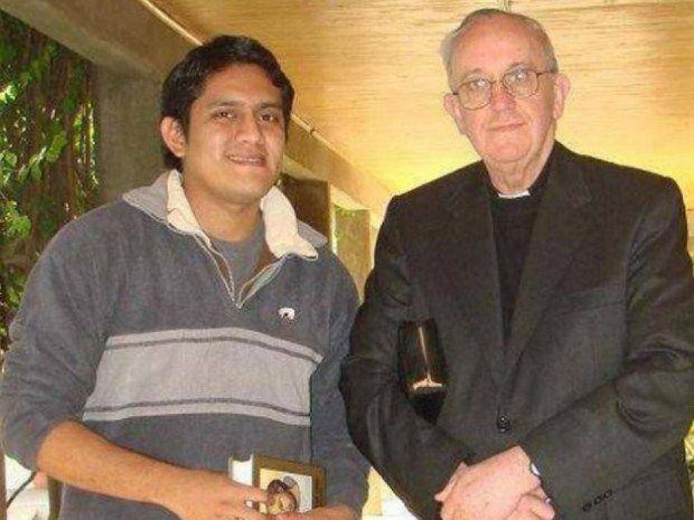 Entre miles de fieles, el Papa se acord� de Or�n