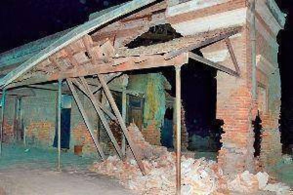 Se derrumb� una vieja estaci�n y tres familias se salvaron de milagro