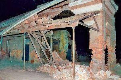 Se derrumb� una vieja estaci�n y tres familias se salvaron de milagro