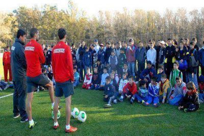 Inferiores de Flandria y Luj�n participaron de una Cl�nica de F�tbol con Simeone