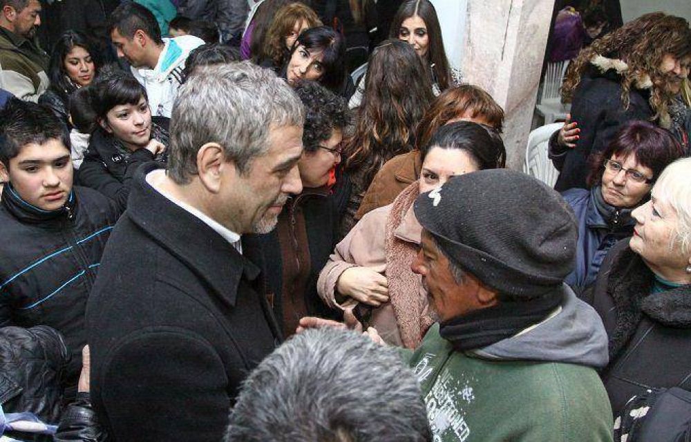 Ferraresi entreg� indumentaria en el Club �Nuevo Sol de Wilde"