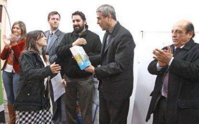 Ferraresi y Mussi entregaron decodificadores de TV Digital en Wilde