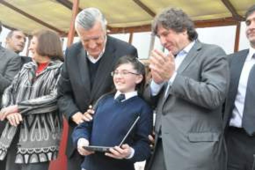 Entregaron 830 netbooks en la Escuela de Fruticultura y Enolog�a