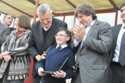 Entregaron 830 netbooks en la Escuela de Fruticultura y Enolog�a