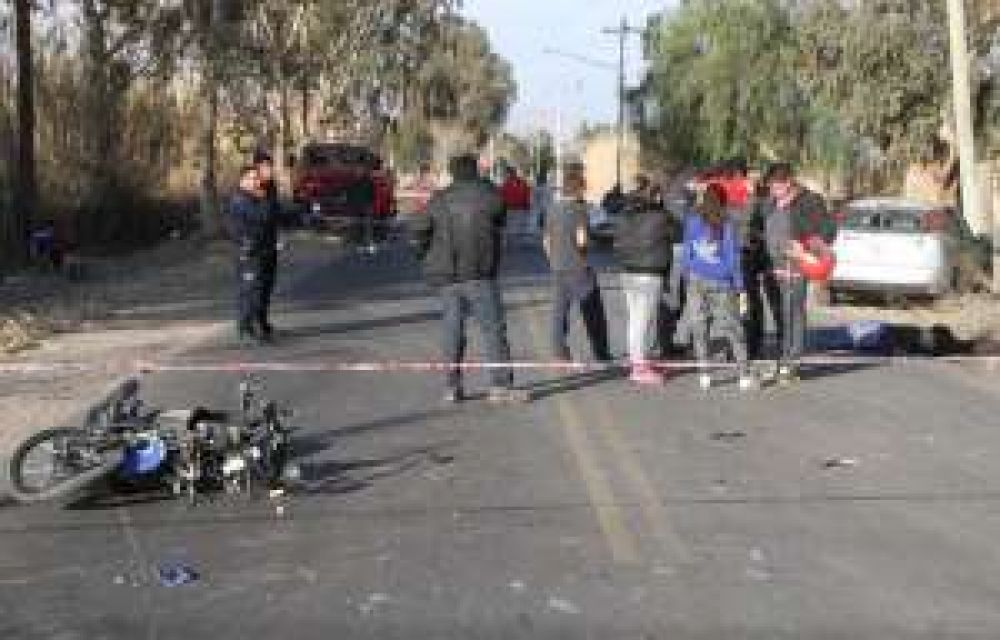Dos amigos en moto murieron en un accidente en Chimbas