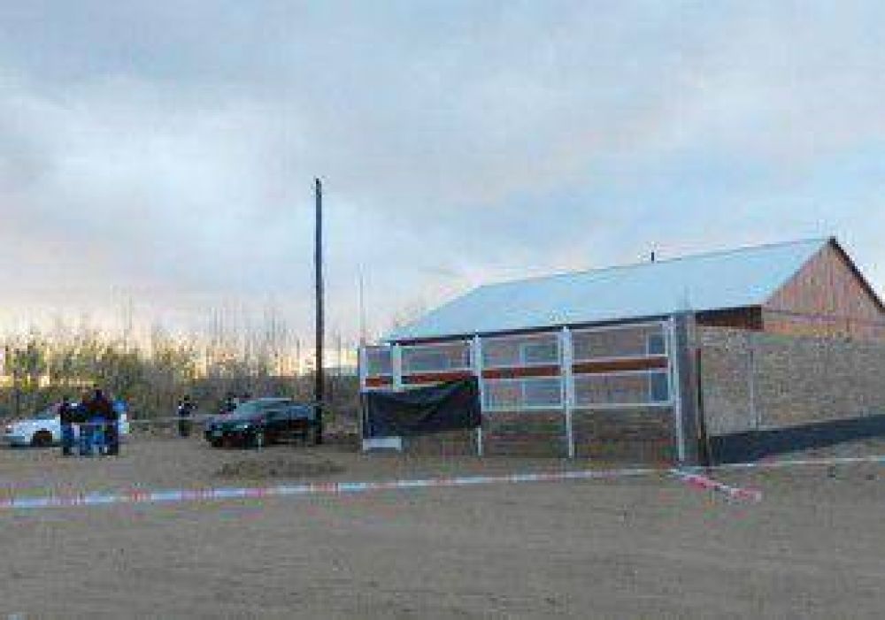 Hallaron calcinado a un hombre frente a una casa 