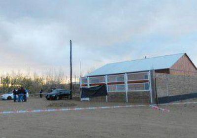 Hallaron calcinado a un hombre frente a una casa 