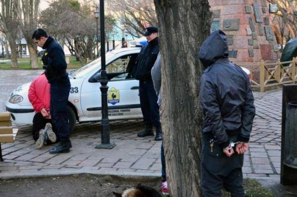 Detienen a tres j�venes con droga en la Plaza San Mart�n