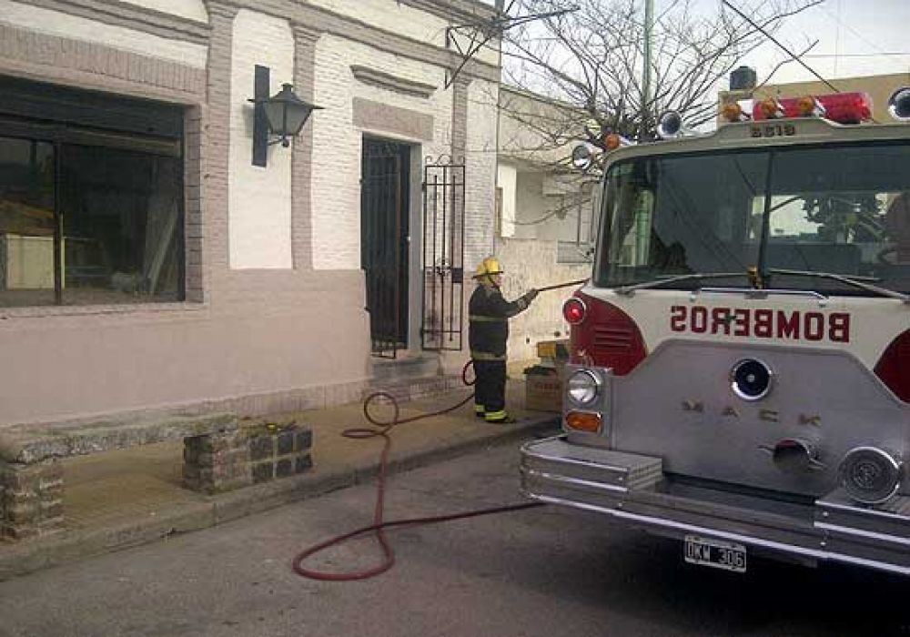 Principio de incendio en una vivienda del barrio Roca Merlo