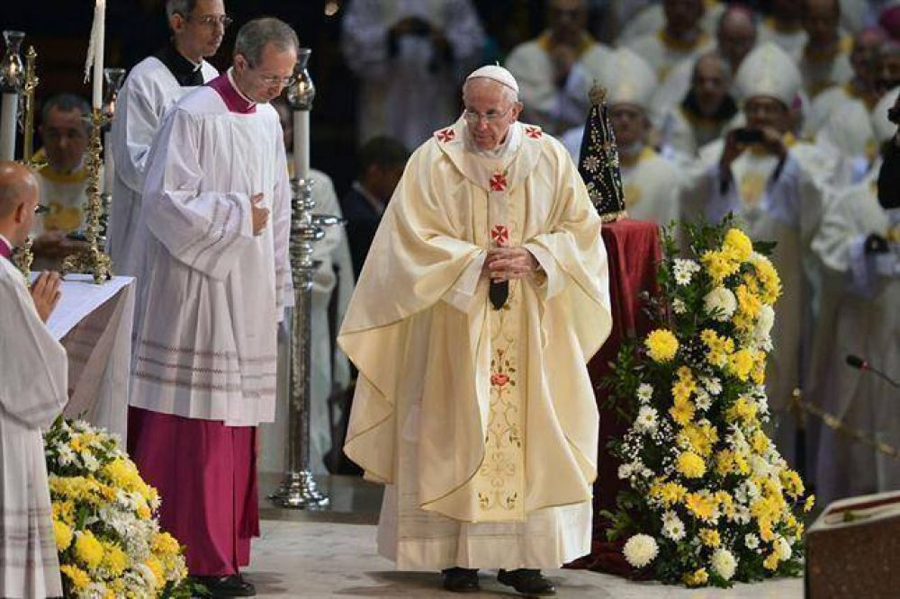 En una misa con obispos, el papa Francisco pidi� "ir contra la cultura del descarte"