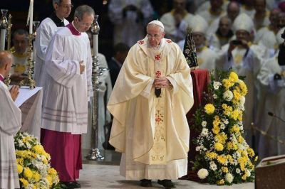 En una misa con obispos, el papa Francisco pidi� "ir contra la cultura del descarte"