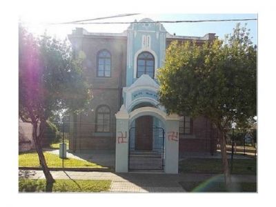 Cinco menores identificados por las pintadas antisemitas