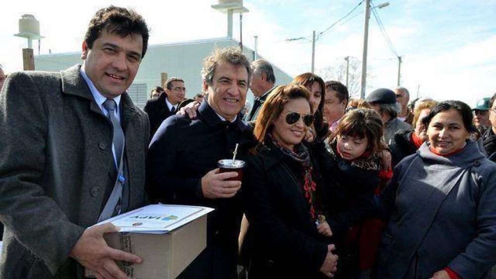 Urribarri entreg� viviendas en terreno radical 