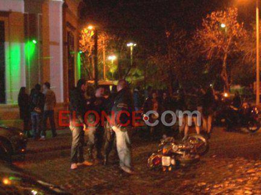 Joven motociclista en estado de ebriedad choc� contra un auto y gener� disturbios